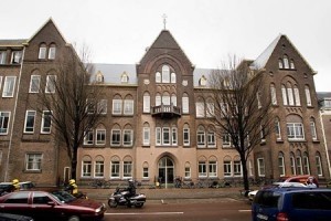 Tại Đại học Leiden (Hà Lan), ngay từ năm thứ nhất, một số ngành như nghiên cứu Quốc tế Nghệ thuật tự do và Khoa học được giảng dạy hoàn toàn bằng tiếng Anh. Từ năm thứ hai trở đi, nhiều khóa học đại học cũng được tiến hành giảng dạy bằng tiếng Anh. Căng tin ĐH đẹp như trong thế giới phù thủy Harry Portter Kiến trúc tuyệt đẹp của các trường ĐH danh tiếng thế giới Chiêm ngưỡng 10 ngôi trường tạo ra nhiều tỷ phú nhất thế giới